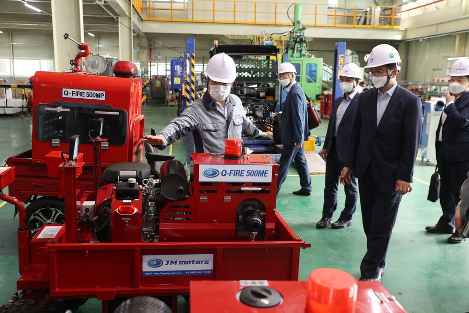 조주현 중기부 차관(오른쪽에서 두 번째)이 5일 경남 창원에 위치한 원전 중소기업 제이엠모터스펌프를 방문해 현장을 둘러보고 있다. (사진=중기부 제공)