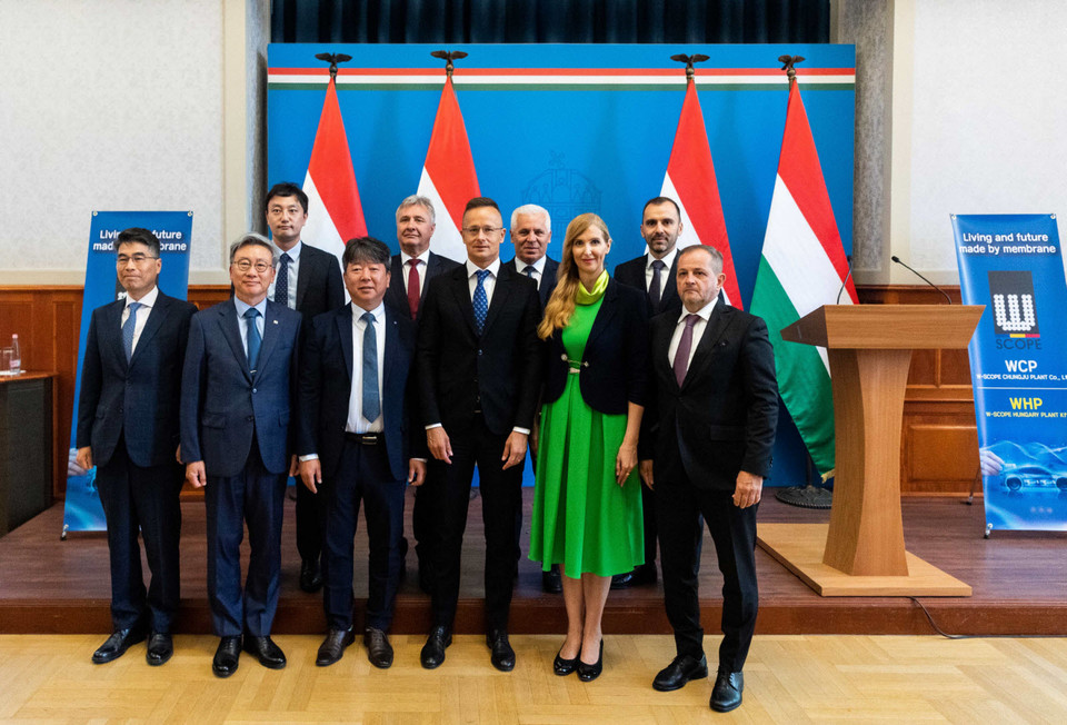 WCP 헝가리 투자 행사에서 (앞줄 왼쪽부터)박기원 KOTRA 관장, 박철민 헝가리 대사, 고경환 WCP 헝가리 법인장, 페테르 씨야르토 헝가리 외교통상부장관, Tunde Szado 헝가리 북동부 개발국장, 줄러 부다이 국회의원, (뒷줄 왼쪽부터)양정윤 WCP 과장, Vinnai 니레지하저 국회의원, Kobac 니레지하저 시장, Istvan Joo 헝가리투자청장이 기념촬영을 하고 있다. (사진=더블유씨피 제공)