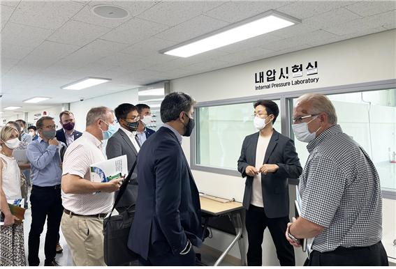 나희승 센터장(오른쪽에서 두 번째)이 센터 내 시험 설비에 대한 설명을 하고 있다. (사진=한국가스기술공사 제공)