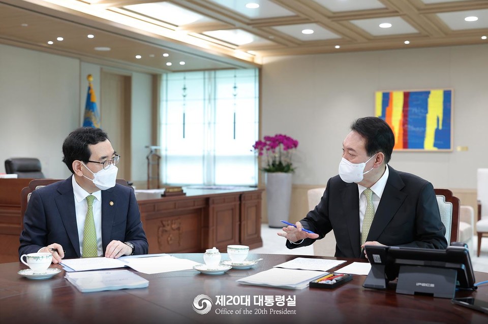 윤석열 대통령(오른쪽)이 산업부 업무보고를 받고 있다. (사진=대통령실 제공)