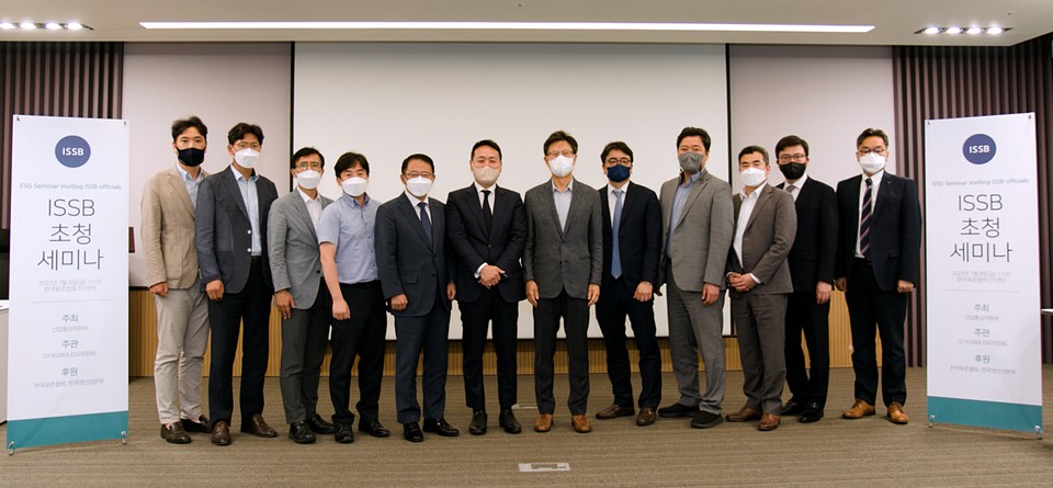 (왼쪽부터)고려아연 ESG경영팀 이주병 차장, 생산성본부 지속가능경영본부 한평호 본부장, 아크임팩트자산운용 임창규 전무, 산업부 산업정책과 이배화 사무관, 표준협회 강명수 회장, 성균관대 문철우 교수, 성균관대 백태영 교수, 한양대 이병희 교수, 중기중앙회 혁신성장본부 양찬회 본부장, 김앤장 ESG경영연구소 김동수 소장, 중앙대 정도진 교수, 표준협회 유훈 ESG경영센터장이 기념촬영을 하고 있다. (사진=한국표준협회 제공)