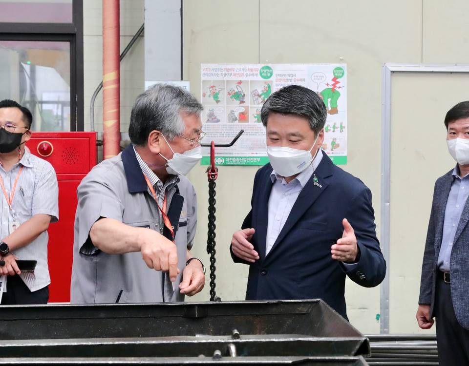 14일(목) 충북 충주시 소재 (주)태정기공에 방문한 김학도 이사장이 현장 애로사항을 청취하고 있다. (사진=중진공 제공)