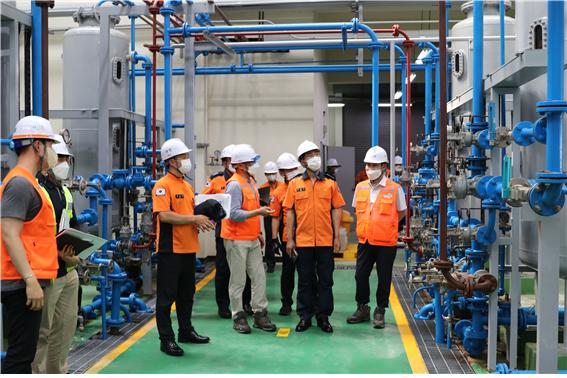 박정용 서울에너지공사 발전운영부장이 박찬호 양천소방서장에게 발전소 내부를 안내하고 있는 모습. (사진=서울에너지공사 제공)