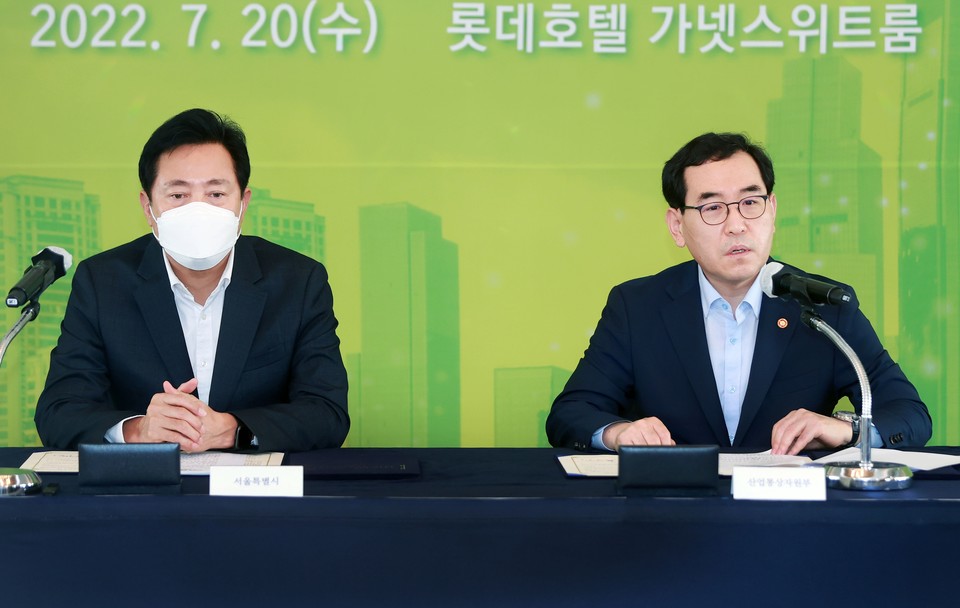 (오른쪽부터)이창양 산업통상자원부 장관과 오세훈 서울시장이 서울 소공동 롯데호텔 가넷스위트룸에서 '산업부-서울시 에너지 효율혁신 협력비전 선포식'에 참석해 인사말을 하고 있다. (사진=산업부 제공)
