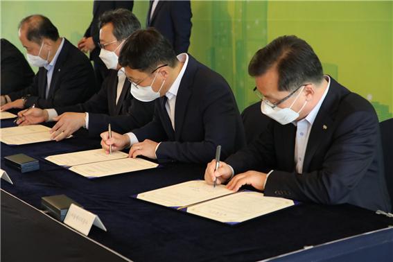 김중식 서울에너지공사 사장(오른쪽에서 첫 번째)이 협약서에 서명을 하고 있다. (사진=서울에너지공사 제공)