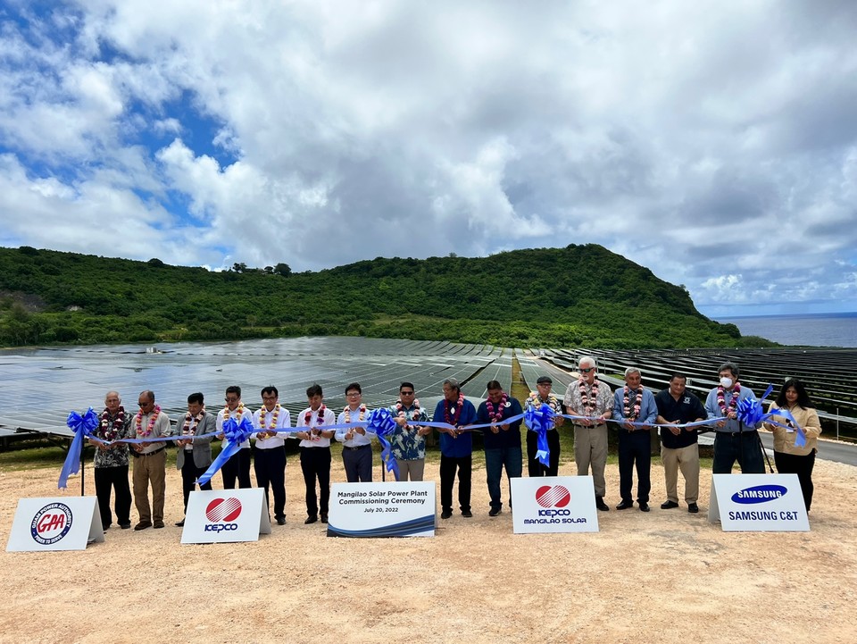 망길라오 태양광 발전소 준공식 테이프커팅행사왼쪽에서 일곱번째 : 이현빈 한전 경영지원부사장왼쪽에서 여덟번째 : 존 깔보 괌 주지사 비서실장오른쪽에서 다섯번째 : 제프리 존슨 괌 공공요금규제위원장오른쪽에서 네번째 : 존 베네벤티 괌 전력청장오른쪽에서 세번째 : 월터 게레로 괌 환경청장이 커팅을 하고 있다. (사진=한전 제공)