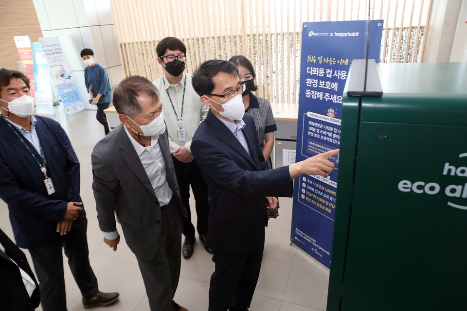 한국석유공사 우진하 경영본부장(맨 오른쪽)이 다용도컵 회수기를 사용하고 있다. (사진=한국석유공사 제공)