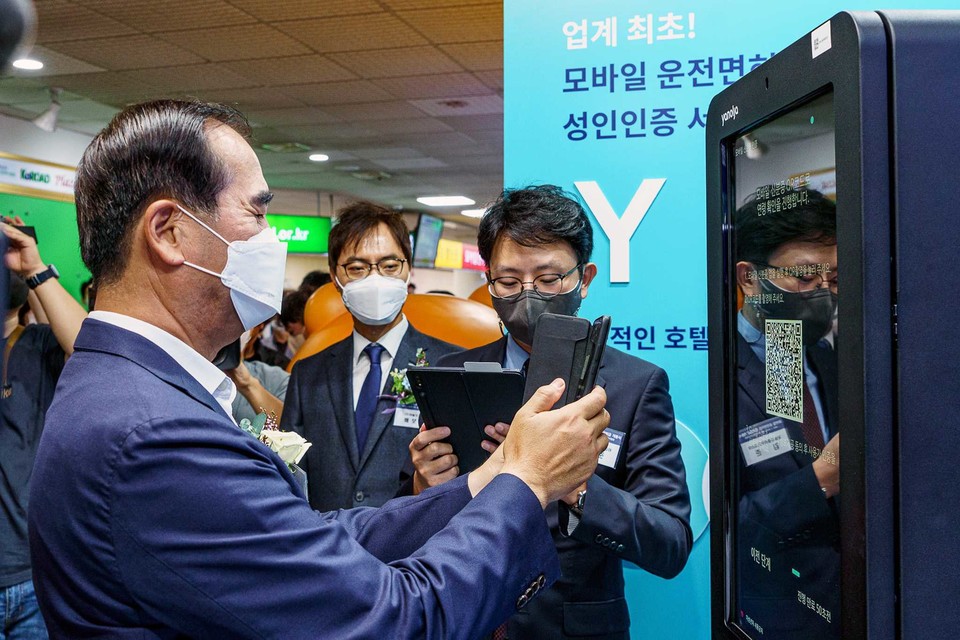 이주민 도로교통공단 이사장이 야놀자클라우드 ‘모바일 운전면허증 인증 기반 체크인 서비스’를 시연하고 있다. (사진=야놀자 제공)