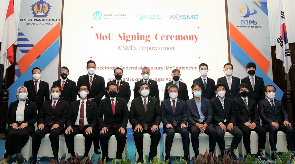 26일(화) 열린 중진공-인도네시아 재무부 국고청 업무협약식에서 하디얀또(Hadiyanto) 인니 국고청장(앞줄 왼쪽에서 다섯 번째), 김학도 중진공 이사장(앞줄 왼쪽에서 여섯 번째)이 기념촬영을 하고 있다. (사진=중진공 제공)