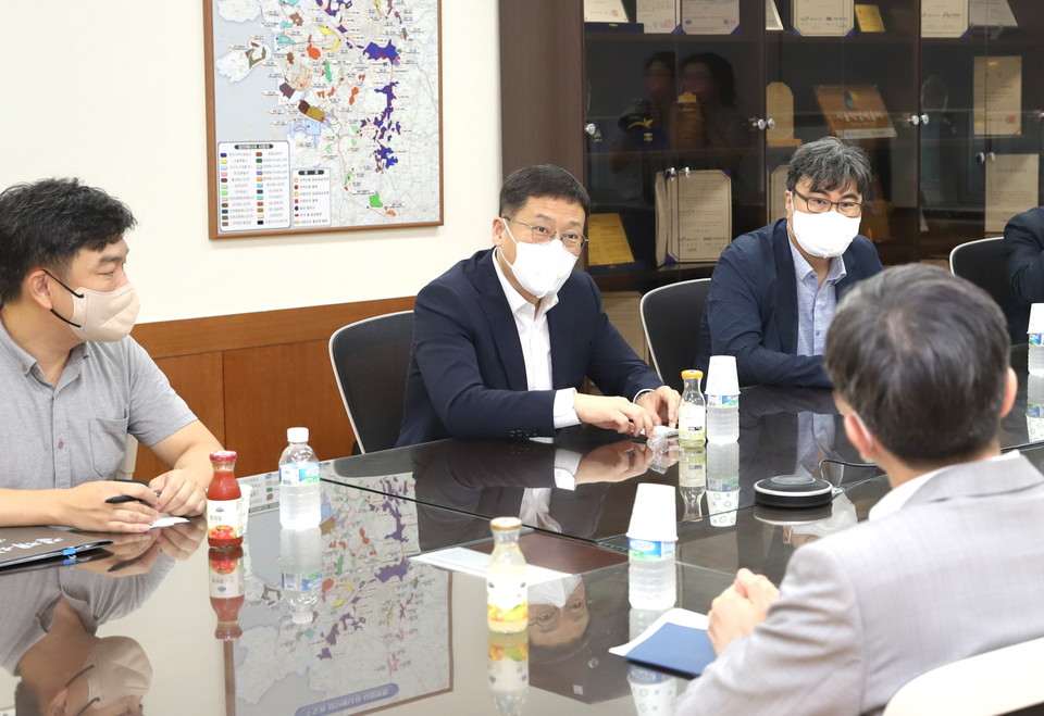 이상훈 한국에너지공단 이사장(왼쪽 두 번째)이 여름철 공공기관 에너지 이용합리화 추진사항 등에 대한 현장의 의견을 듣고 있다.(사진=한국에너지공단 제공)