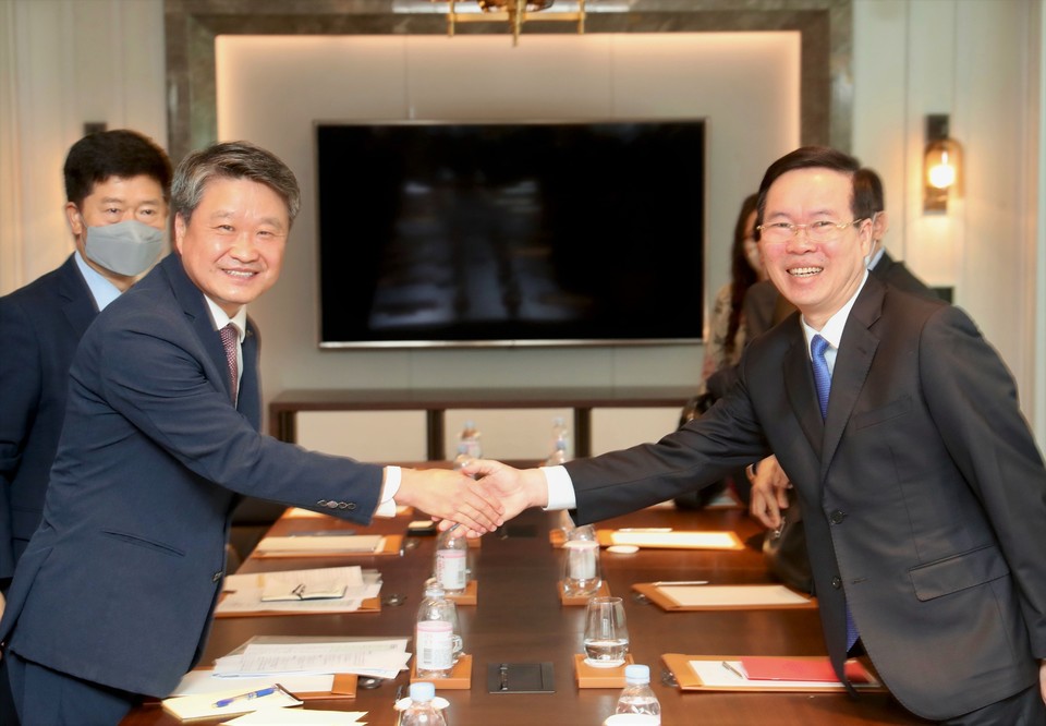 3일 서울 롯데호텔에서 김학도 중진공 이사장(왼쪽)과 보 반 트엉(Vo Van Thuong) 베트남 중앙당 상임서기(오른쪽)가 기념촬영을 하고 있다. (사진=중진공 제공)