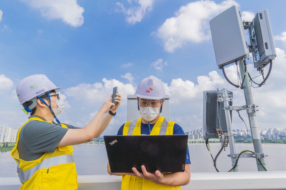SK텔레콤 엔지니어가 5G 상공망 안테나 장비를 점검하고 있다. (사진=SK텔레콤)