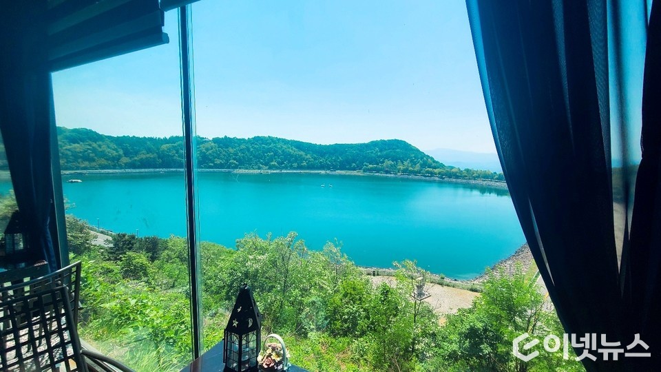 청평양수발전소 인근 카페에서 바라본 호명호수 전경. (사진=이넷뉴스)