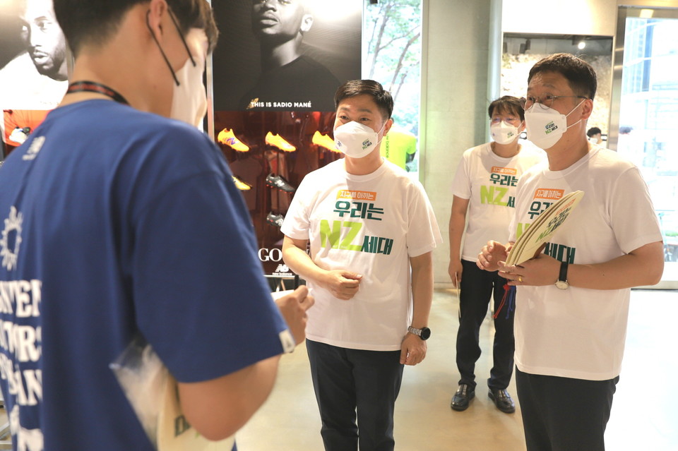 4일(목) 서울 강남역 일대에서 실시한 ‘시민과 함께하는 여름철 에너지효율혁신 캠페인’에서 이상훈 한국에너지공단 이사장(오른쪽)이 인근 상점을 방문해 여름철 적정온도 26도 준수 및 효율적인 에너지사용에 동참 해줄 것을 당부하고 있다. (사진=한국에너지공단 제공)