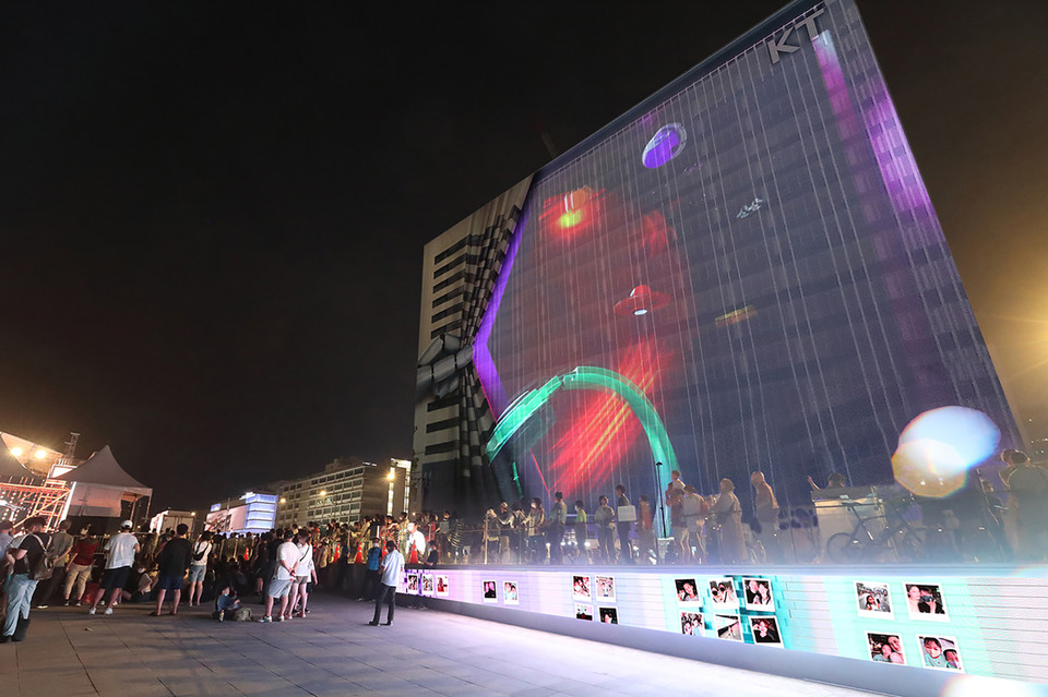 KT 광화문 West 사옥의 리모델링 공사 가림막을 활용한 미디어파사드 전경. (사진=KT 제공)