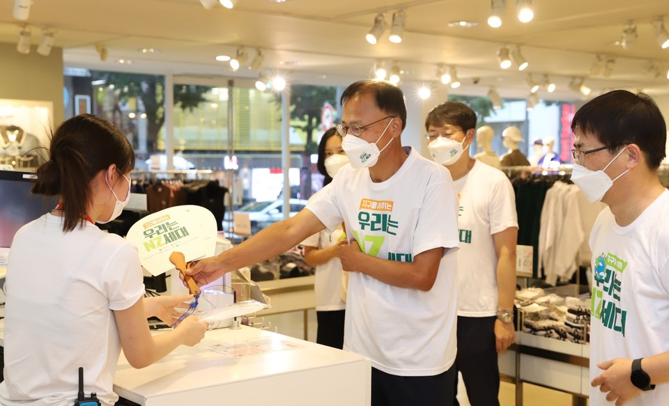 8일(월) 서울 홍대 인근 상권에서 실시한 ‘시민과 함께하는 여름철 에너지효율혁신 캠페인’에서 심창호 한국에너지공단 부이사장(왼쪽에서 두 번째)이 인근 상점을 방문해 여름철 적정온도 26도 준수 및 효율적인 에너지사용에 동참 해줄 것을 당부하고 있다. (사진=한국에너지공단 제공)