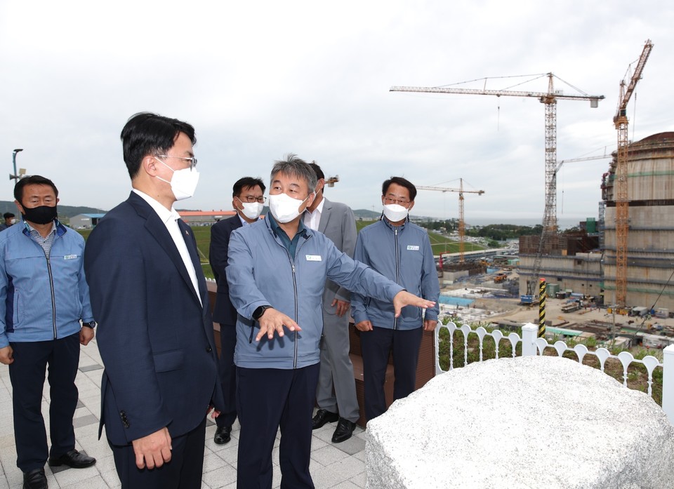 조주현 중기부 차관(왼쪽에서 두 번째)이 10일 한국수력원자력을 방문해 울주 신고리 5,6호기, 부산기장 고리 1,2호기 현장을 둘러보고 있다.(사진=중기부 제공)