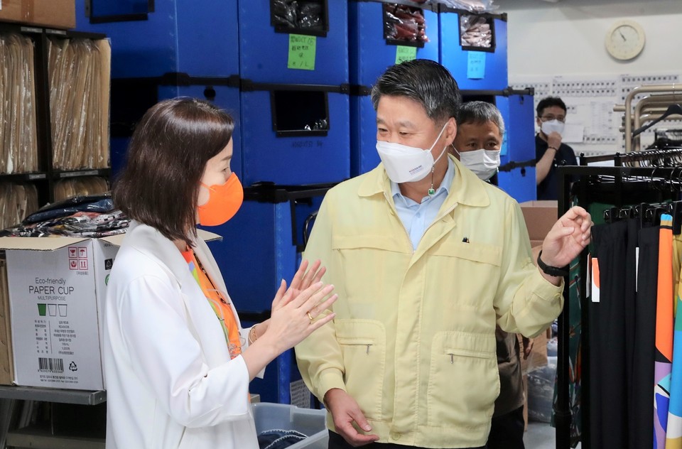 12일(금) 서울 강남구 소재 집중호우 피해 중소기업을 방문한 김학도 중진공 이사장(오른쪽)이 애로사항을 청취하고 있다. (사진=중진공 제공)