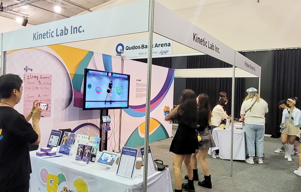 한국무역협회가 14일(현지시간) 호주 시드니에서 개최한 '시드니 한류타운' B2C 판촉전을 찾은 현지 소비자들이 키네틱 랩의 전시부스에서 댄스게임을 하고 있다. (사진=한국무역협회 제공)