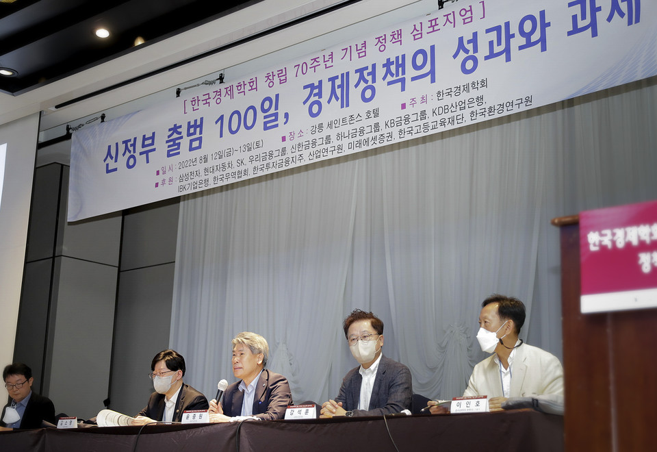 지난 12일 강릉 세인트존스 호텔에서 열린 ‘한국경제학회 창립 70주년 기념 정책 심포지엄‘에서 윤종원 IBK기업은행장(왼쪽에서 세 번째)이 ‘혁신성장과 금융정책‘ 세션에서 주제발표와 함께 토론에 참여하고 있는 모습. (사진=IBK기업은행 제공)