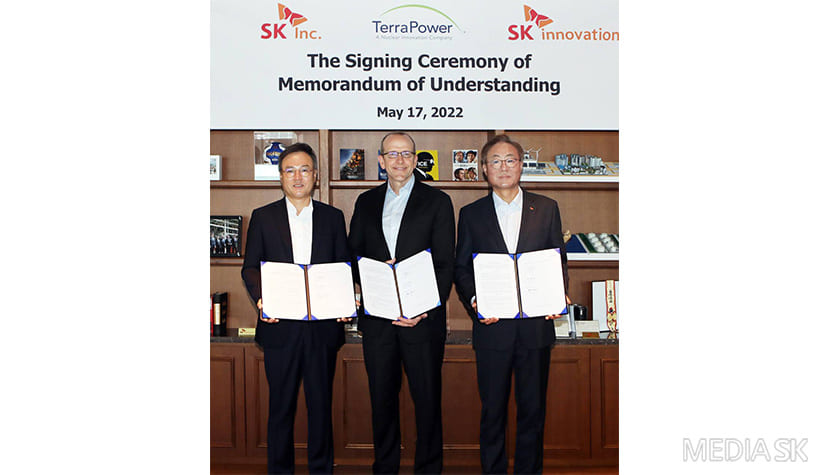 지난 5월 17일 서울 서린사옥에서 장동현 SK(주) 부회장(왼쪽)과 김준 SK이노베이션 부회장(오른쪽)이 크리스 르베크 미국 테라파워 최고경영자(CEO, 가운데)와 포괄적 사업협력을 위한 양해각서를 체결한 후 기념촬영을 하고 있는 모습. (사진=SK 제공)