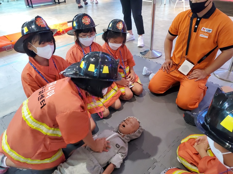 체험 중인 어린이들. (사진=한전KDN 제공)