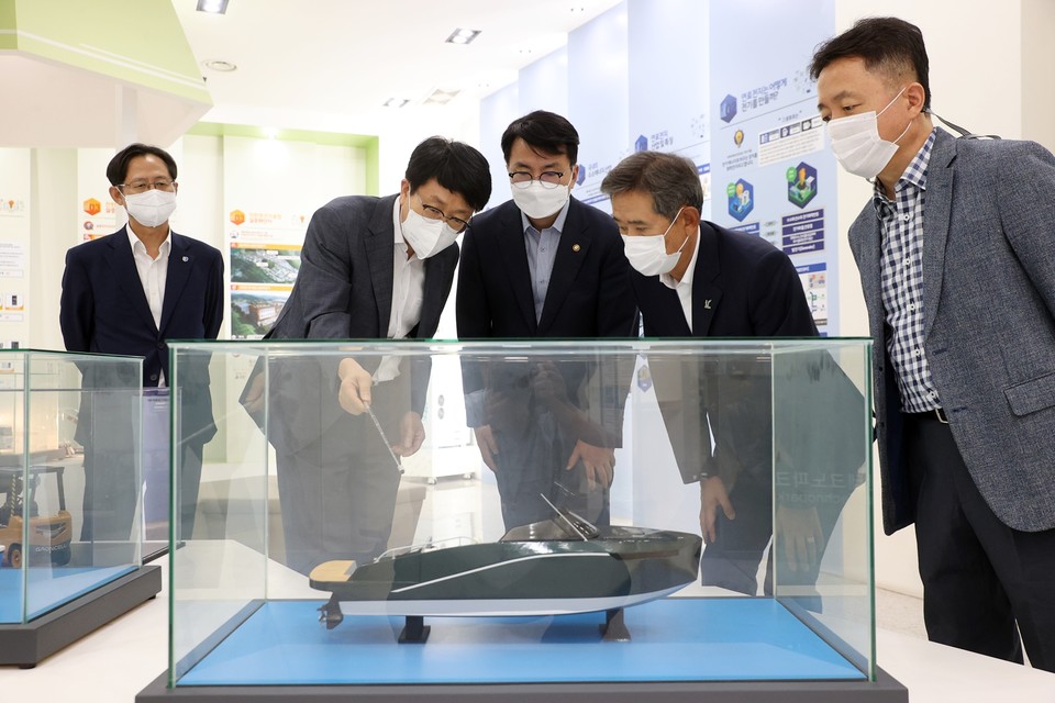 조주현 중기부 차관(가운데_이 17일 울산광역시 수소연료전지 실증화센터 홍보관을 견학하고 있다. (사진=중기부 제공)