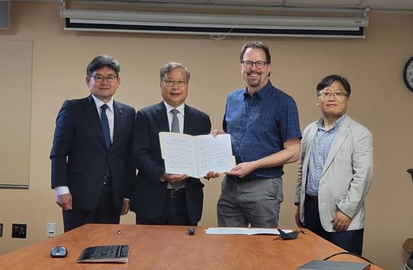 (왼쪽부터)KENTECH 박진호 연구부총장(연구원장), 윤의준 총장, IEC Director William Shaferman, KENTECH 윤재호 교수가 기념촬영을 하고 있다. (사진=KENTECH 제공)