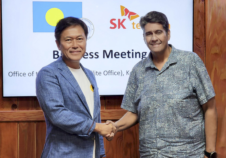 사진 1. 박정호 SKT 부회장(왼쪽)과 수랑겔 휩스 주니어 팔라우 대통령(오른쪽)이 면담 이후 기념 사진을 촬영하고 있다.(사진=)