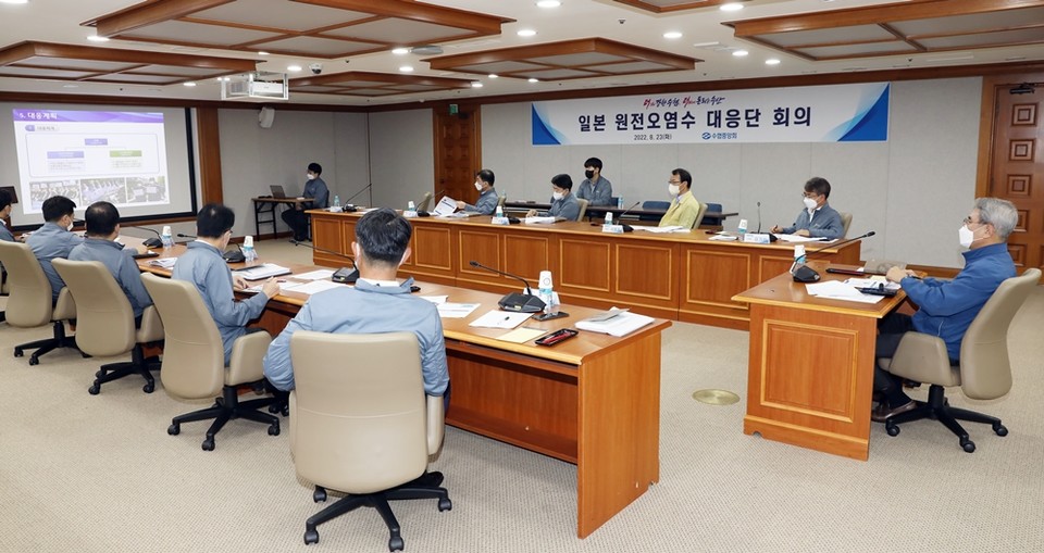 홍진근 수협중앙회 지도경제대표이사(사진 가장 오른쪽)가 23일 日원전오염수대응단 회의를 개최하고 대응방안에 대해 논의하고 있다. (사진=수협 제공)