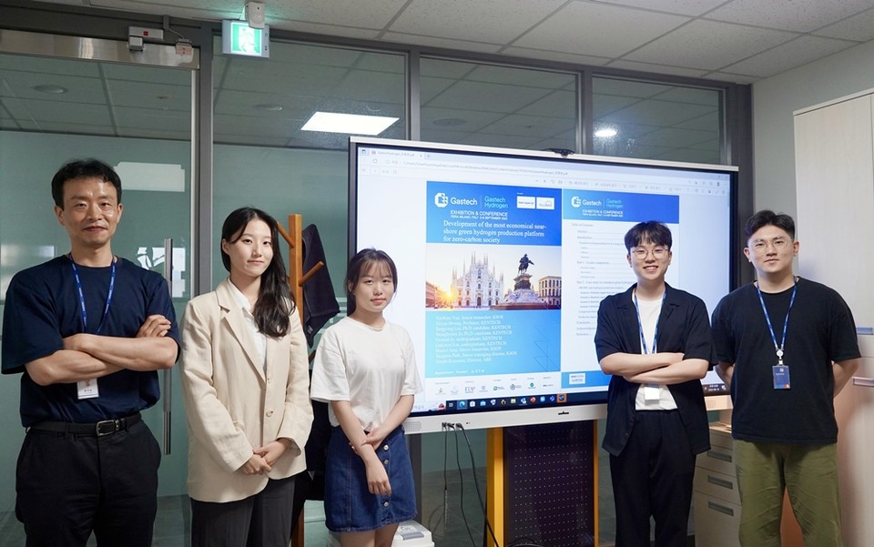 연구팀이 단체사진을 촬영하고 있다. (사진=KENTECH 제공)