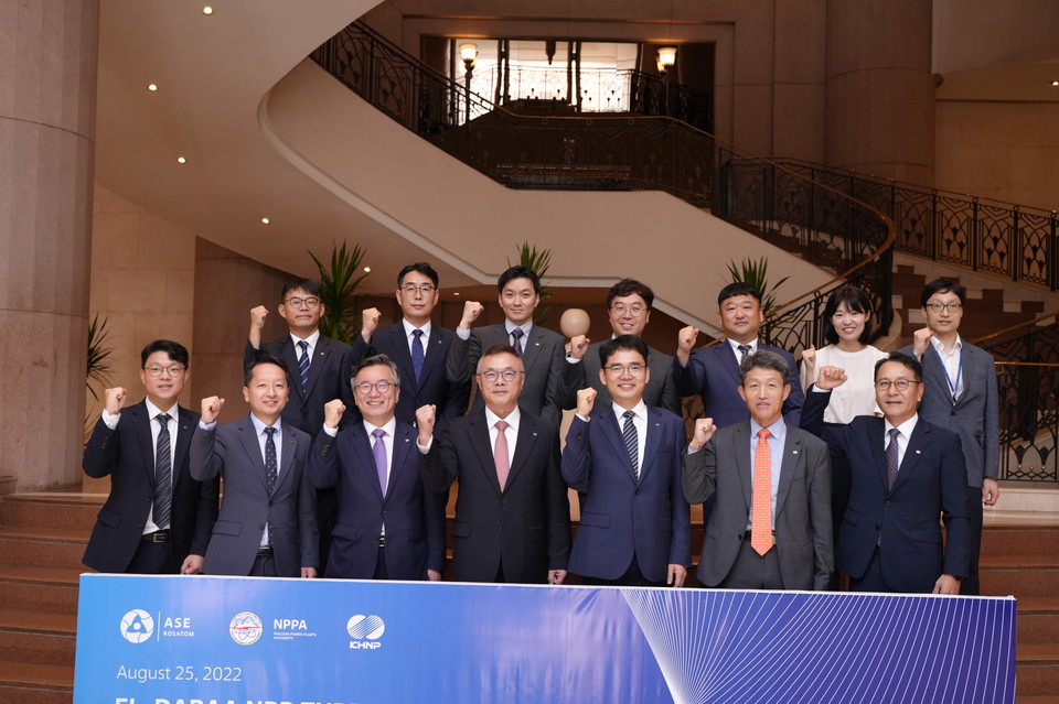 25일 이집트 엘다바 원전 2차측 건설사업 수주 계약체결 행사에서 관계자들이 기념촬영을 하고 있다. (사진=한수원 제공)
