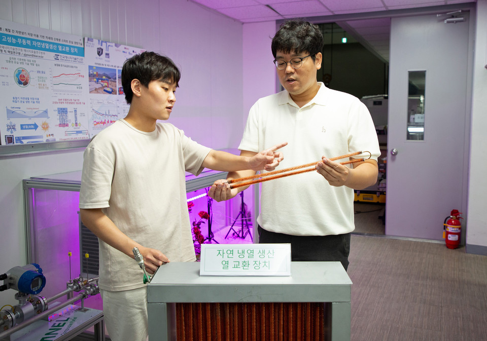 [사진자료] 자연냉열생산 열교환장치를 구성하는 OHP 초열전도체 단일 모듈에 대해 연구진이 이야기를 나누고 있다(사진=)
