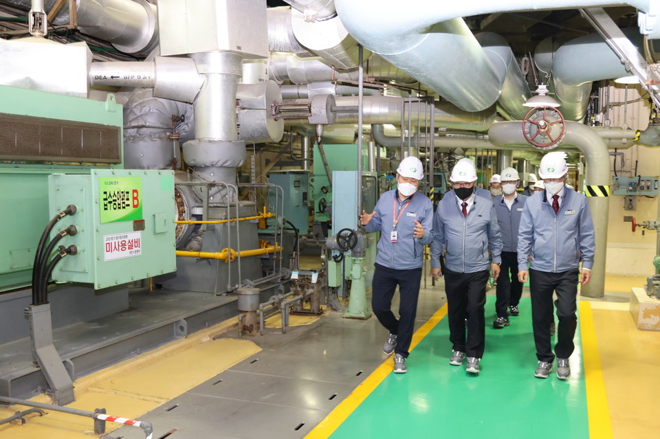 황주호 사장(왼쪽에서 두 번째)이 직원들과 이야기를 나누고 있다. (사진=한수원 제공)