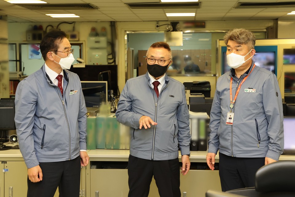 황주호 사장(가운데)이 직원들과 이야기를 나누고 있다. (사진=한수원 제공)