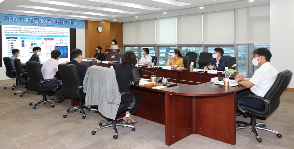 지난 7월 28일(목) 동서발전 본사에서 열린 'CEO 주재 공공데이터 이행점검 회의'에서 김영문 동서발전 사장(오른쪽 첫 번째)과 주요 관계자들이 동서발전 22년 공공데이터 추진계획 진행상황에 대한 회의를 진행하고 있다. (사진=동서발전 제공)