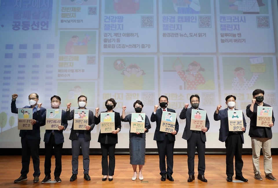 왼쪽부터 한국관광공사 박종선 ESG경영팀장, 한국광해광업공단 현정석 기획조정처장, 도로교통공단 정은철 사회공헌처장, 국립평창청소년수련원 유성희 원장, 건강보험심사평가원 김선민 원장, 신경호 강원도교육감, SK(주) C&C 안석호 행복추진센터장, 강원도원주교육지원청 김춘형 교육장, 원주지속가능발전협의회 제현수 국장(사진=)