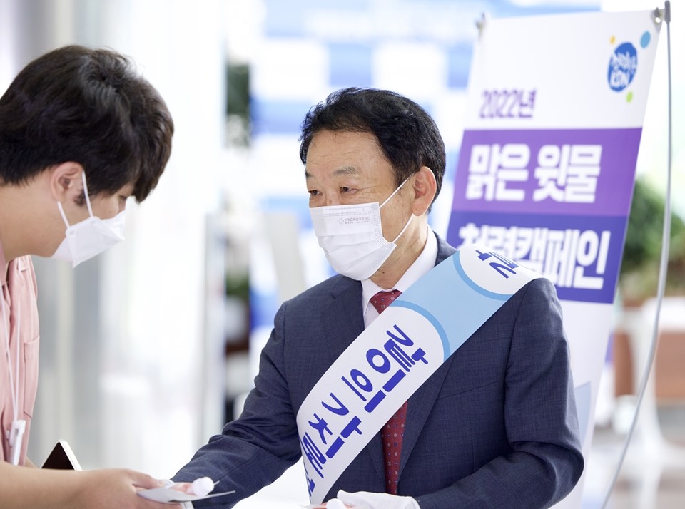 청렴쥬스와 청렴전단을 전달하는 김장현 한전KDN 사장(오른쪽). (사진=한전KDN 제공)