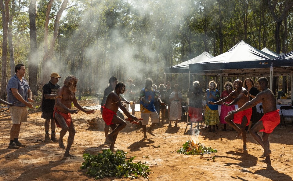 재판부 앞에서 전통 의식을 행하는 원주민들. (사진=기후솔루션 제공)
