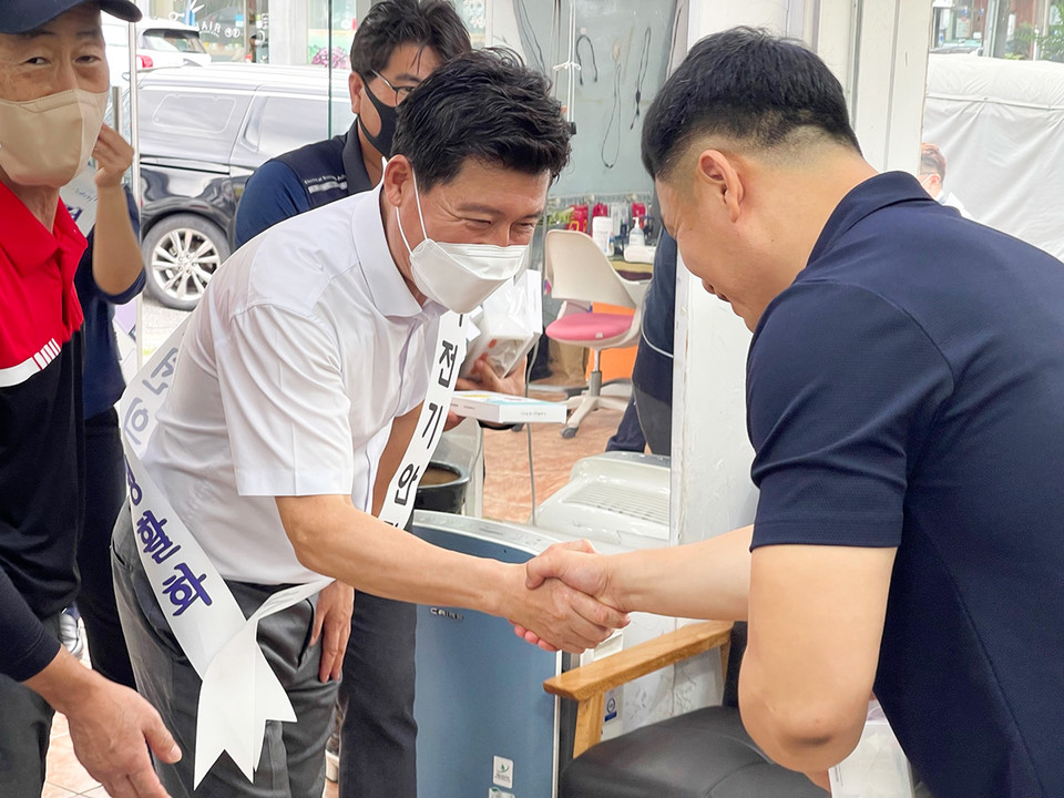 구자근 의원(왼쪽에서 두 번째)이 시민과 악수를 나누고 있다. (사진=구자근 의원실)