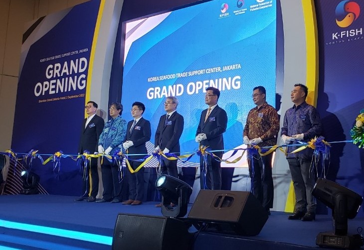 홍진근 수협중앙회 대표이사(가장 가운데)는 2일 인도네시아 자카르타에서 개최된 무역지원센터 개소식에 참석했다. (사진=수협 제공)