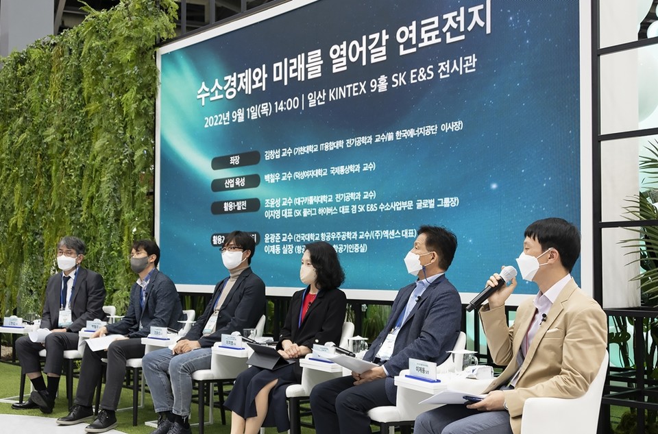 김창섭 가천대학교 교수, 백철우 덕성여대 교수, 조윤성 대구가톨릭대 교수, 이지영 SK 플러그 하이버스 대표, 윤광준 엑센스 수소드론 대표, 이제동 국토부 항공기술안전원 실장(왼쪽부터)이 1일 일산 킨텍스에서 열린 ‘H2 MEET’의 ‘수소경제와 미래를 열어갈 연료전지’ 토크쇼에서 수소 연료전지의 중요성에 대해 토론하고 있다. (사진=)