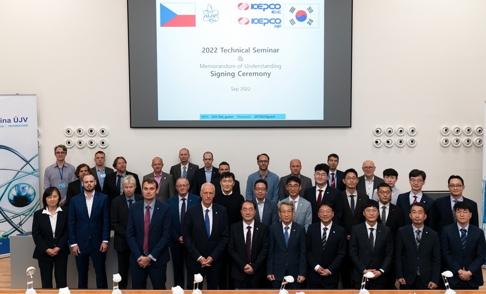 기술세미나에서 관계자들이 기념촬영을 하고 있다. (사진=한국전력기술 제공)