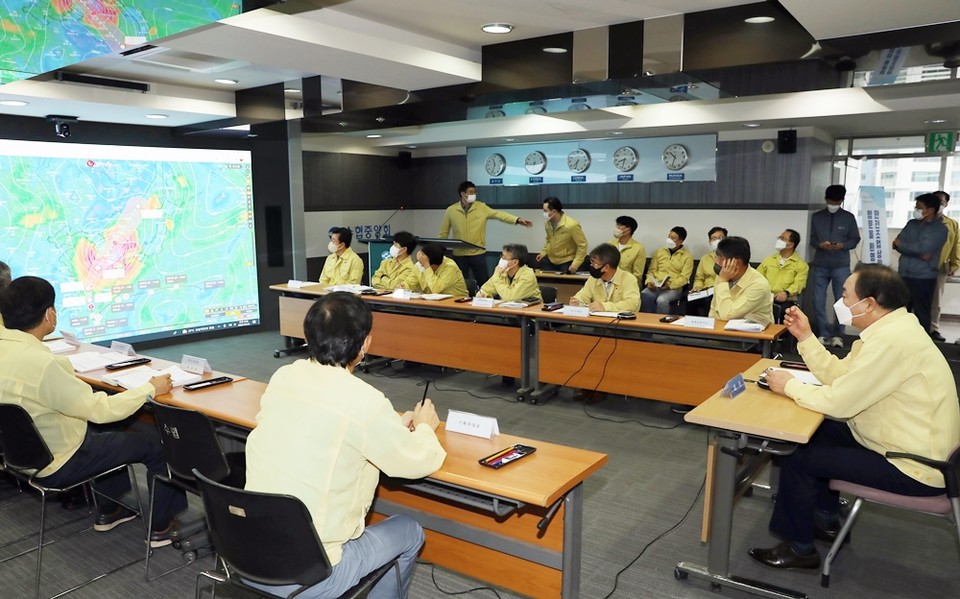 임준택 수협중앙회장(가장 오른쪽)이 4일 서울 송파구 수협중앙회 안전조업상황실에서 제11호 태풍 '힌남노'가 한반도를 향해 본격 북상하자 '제2차 상황점검회의'에 참석해 태풍 예상 경로를 보고 있다. (사진=수협 제공)