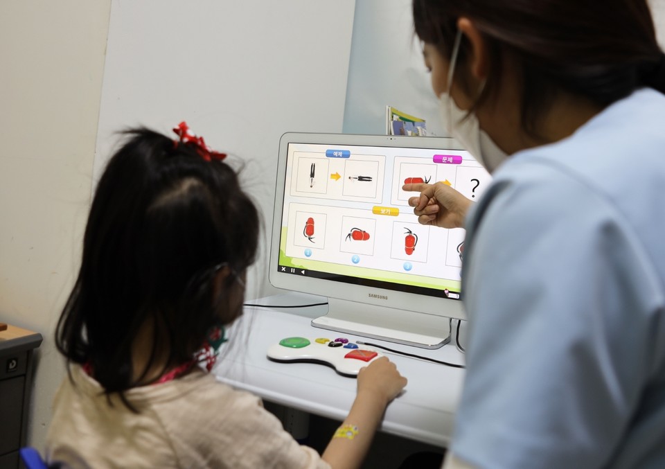 보바스어린이의원 발달치료 모습. (사진=롯데 제공)
