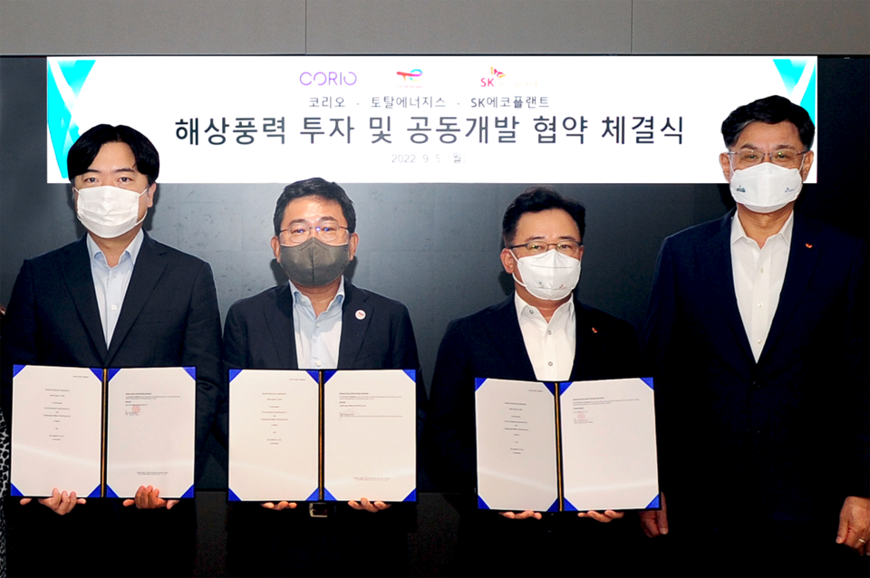 박경일 SK에코플랜트 사장(왼쪽 세 번째), 이왕재 SK에코플랜트 에코에너지BU 대표(왼쪽 네 번째), 최우진 코리오 제너레이션 한국 대표(왼쪽 첫 번째), 신정원 토탈에너지스 한국총괄대표(왼쪽 두 번째)가 협약식을 마치고 기념촬영을 하고 있는 모습. (사진=SK에코플랜트 제공)