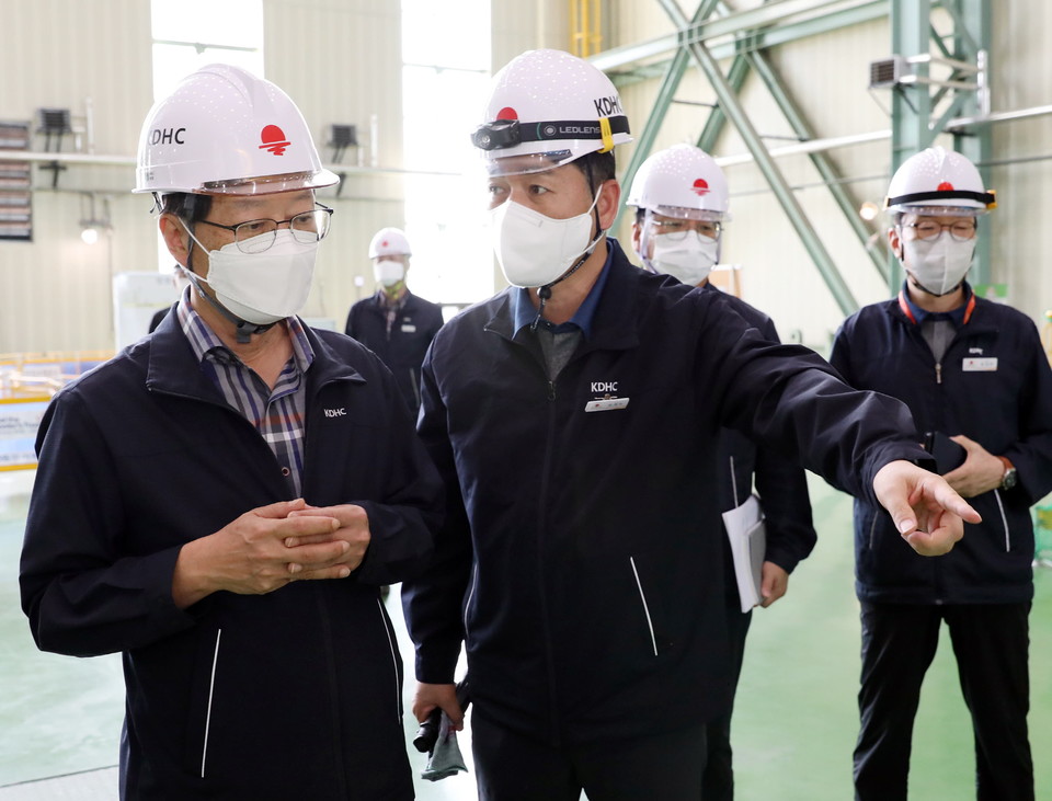 황창화 한난 사장(왼쪽)이 현장 특별 안전점검을 하고 있는 모습. (사진=한난 제공)