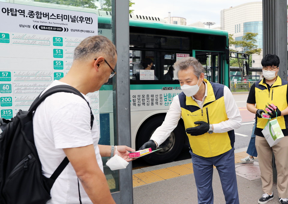 탁현수 한난 부사장(가운데)이 캠페인을 홍보하고 있다. (사진=한난 제공)