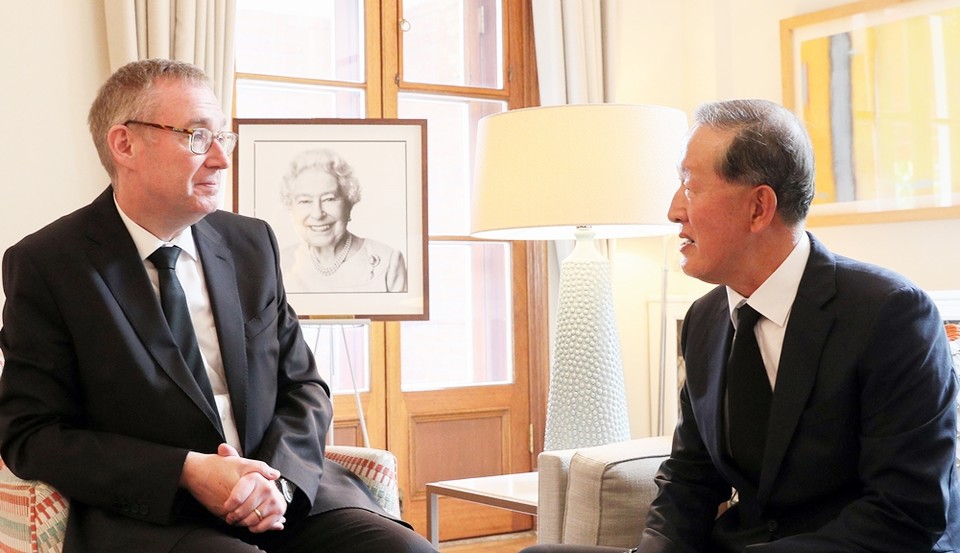 콜린 크룩스 주한영국대사(왼쪽)와 만난 허창수 회장(오른쪽). (사진=전경련 제공)