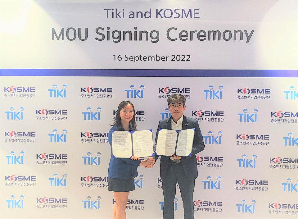 16일(금) 중진공-티키(TiKi) 업무협약식에서 관계자들이 기념촬영을 하고 있다. 김문환 글로벌성장본부장(오른쪽)이 포즈를 취하고 있다. (사진=중진공 제공)